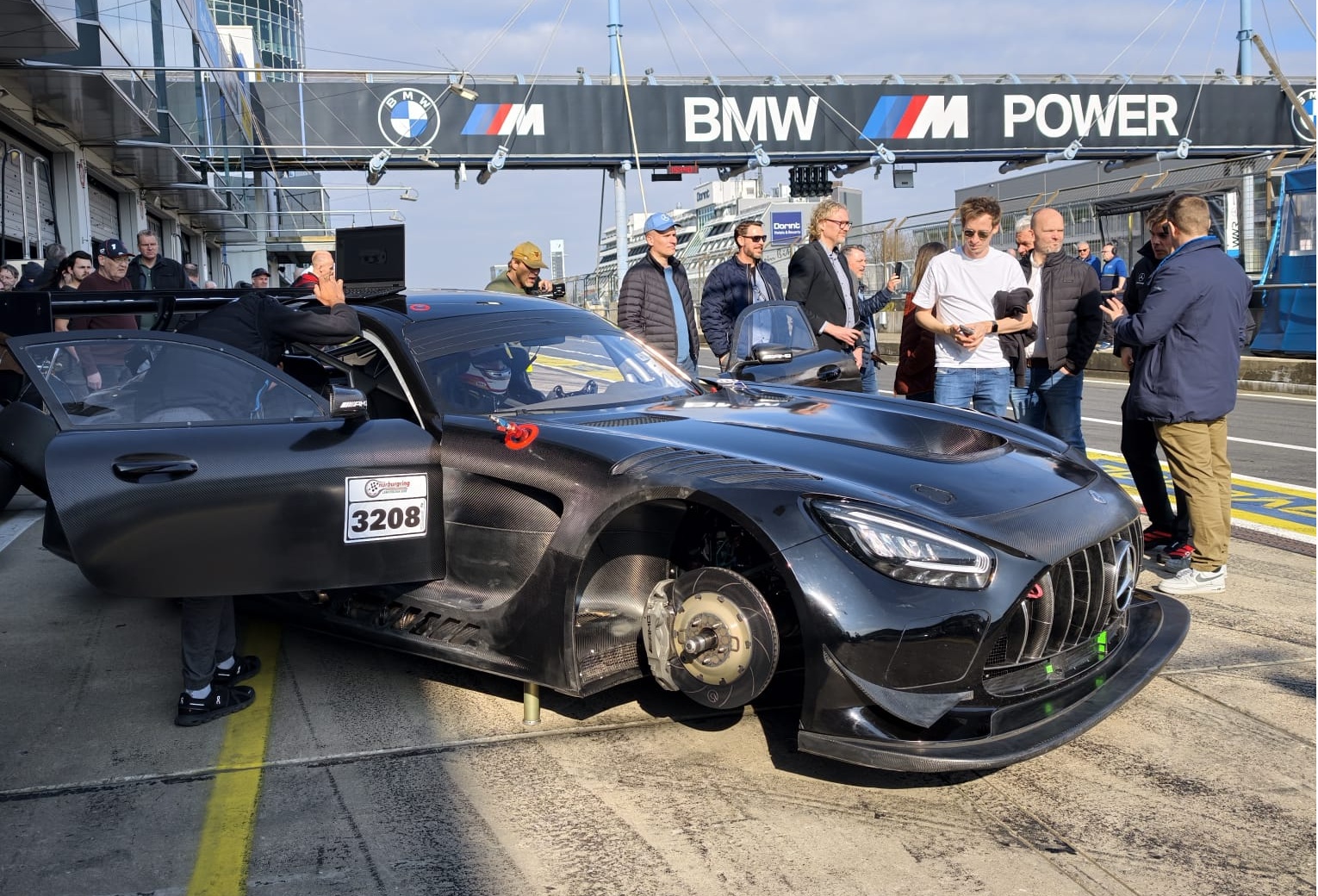 Potíže Verstappenova vozu v tréninku NLS2