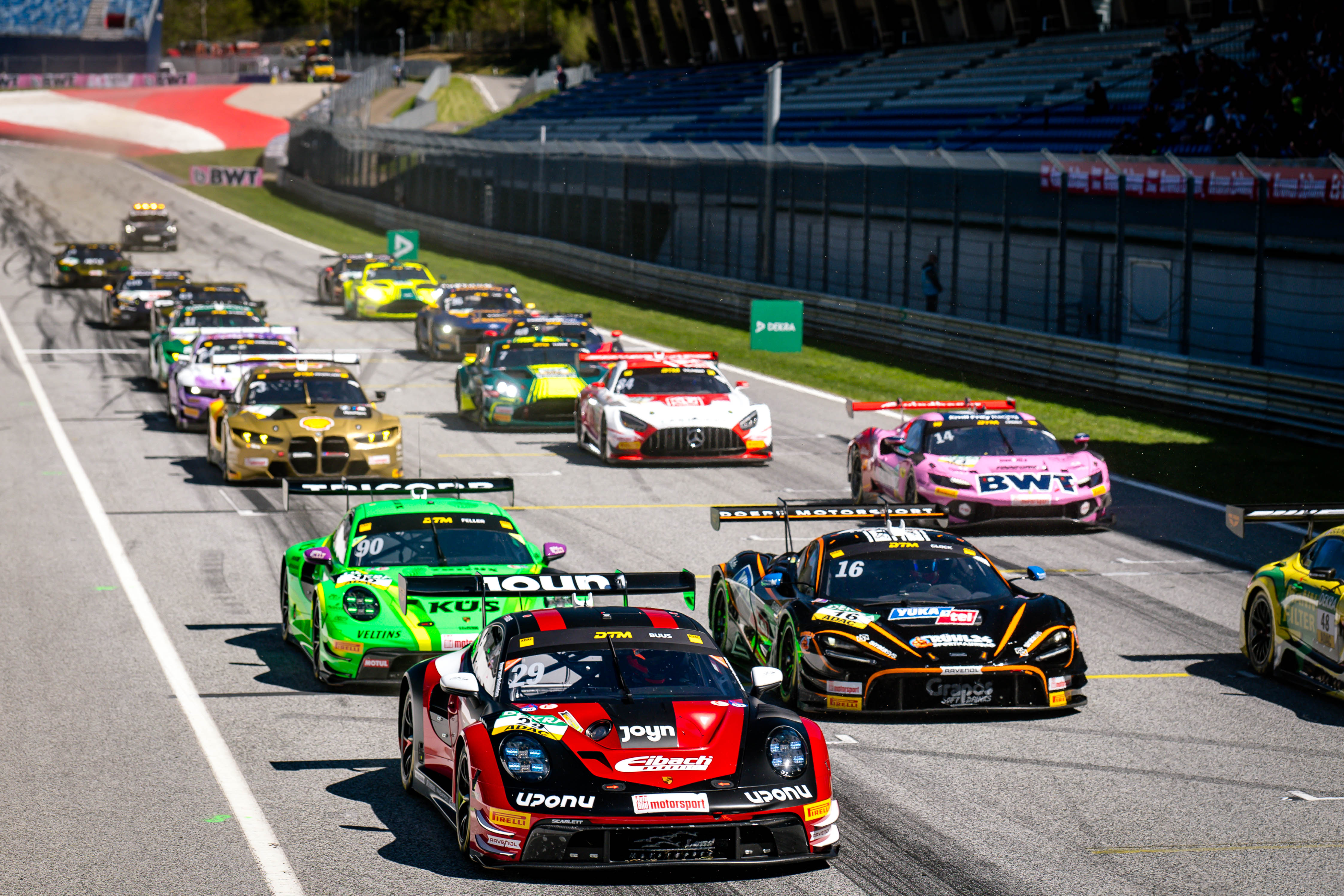 Bastian Buus padá ze čtvrtého místa, dostal trest za kolizi s Dörrem