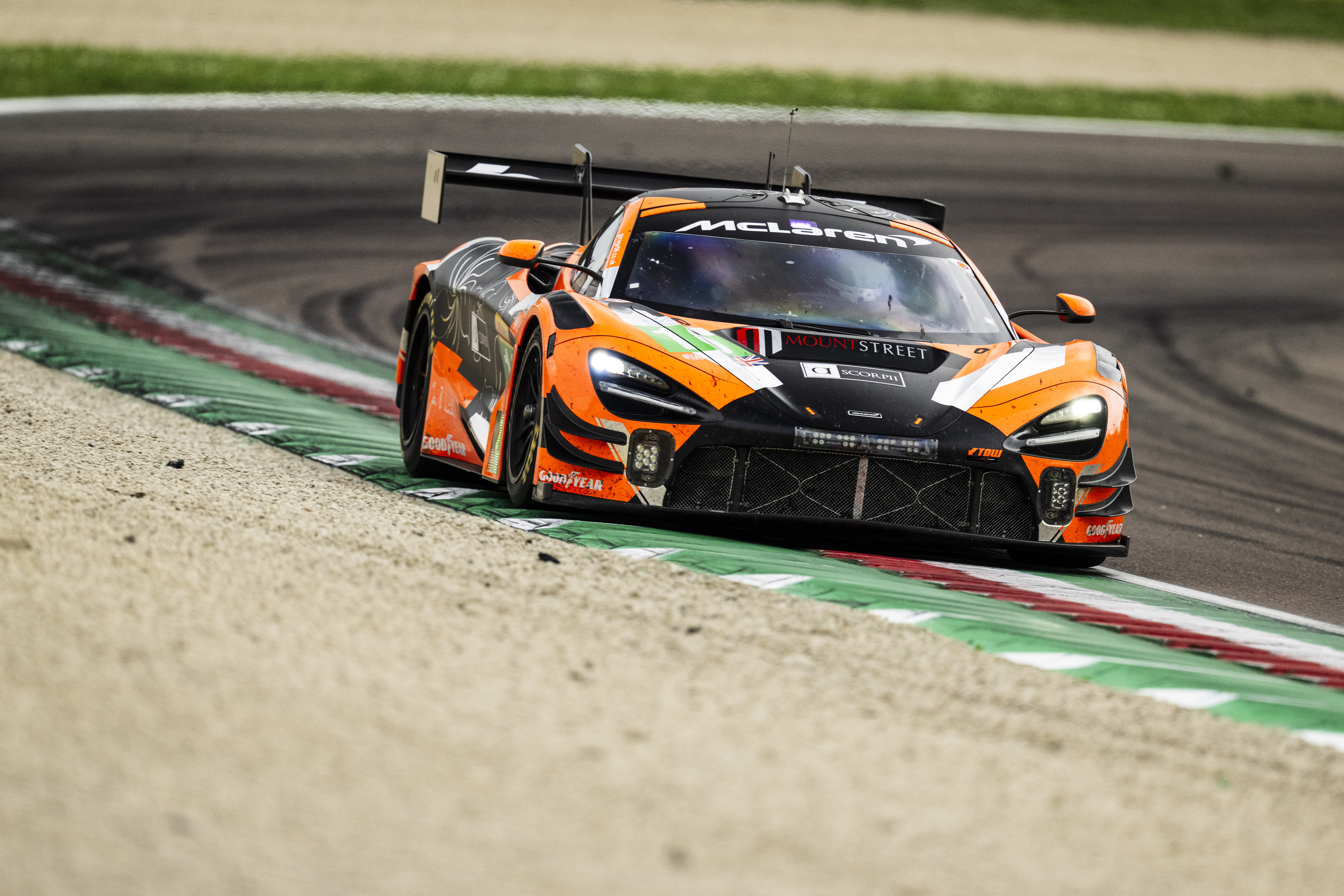 Antares Au má za sebou silný víkend ve FIA WEC: Jaké to je závodit s McLarenem?
